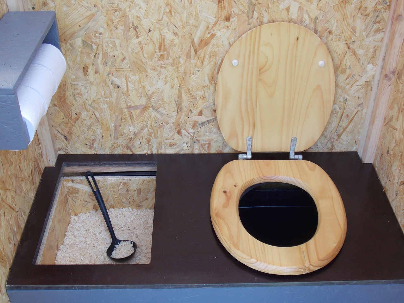 Intérieur d'une cabine de toilettes sèches